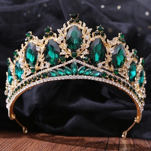 Détails de la couronne baroque dorée avec pierres vert émeraude et cristaux blancs