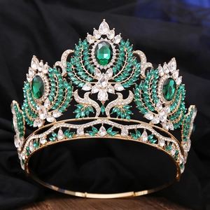 Détail d'une couronne de mariée luxueuse avec cristaux verts sur fond de velours noir