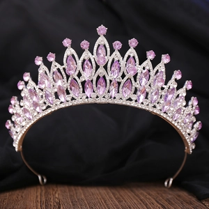 Détail de la couronne de mariée luxueuse avec cristaux violets et cadre en métal argenté