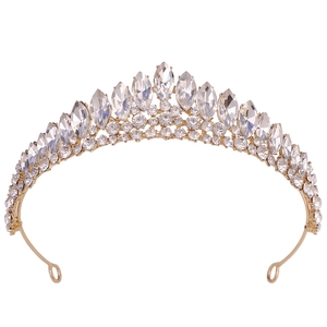 Vue détaillée de la couronne de mariée en cristal doré avec pierres marquises et boucles