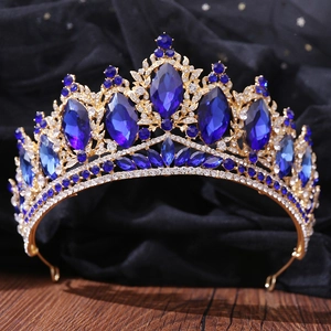 Détail de la couronne baroque dorée ornée de cristaux bleu royal et de strass brillants