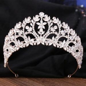 Détail macro de la couronne de mariée avec cristaux scintillants et motifs de feuilles
