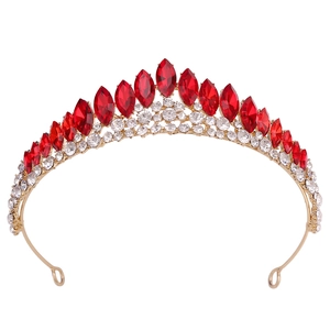 Détail de la couronne dorée de mariée avec pierres rouges marquise et strass scintillants
