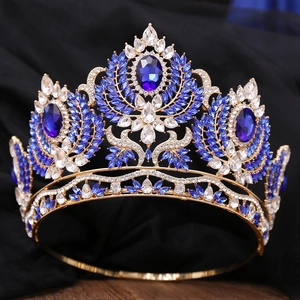 Gros plan d'une couronne dorée avec de grandes pierres bleues et cristaux brillants