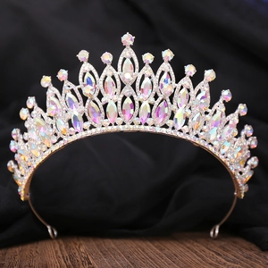 Gros plan détaillé d'une couronne de mariée avec strass AB et base en alliage argenté