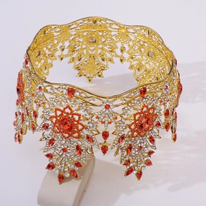 Détail de la couronne baroque dorée ornée de cristaux rouges et de strass blancs fins