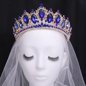 Couronne baroque dorée luxueuse avec cristaux bleu roi et strass brillants pour mariée
