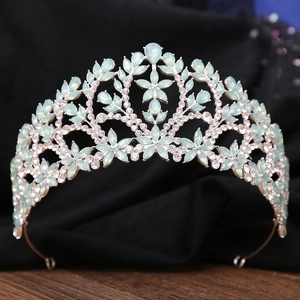 Détails de la couronne de mariée argentée avec cristaux bleu clair sur fond de bois