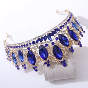 Détail de la couronne de mariée dorée avec cristaux bleus marquise et pierres blanches