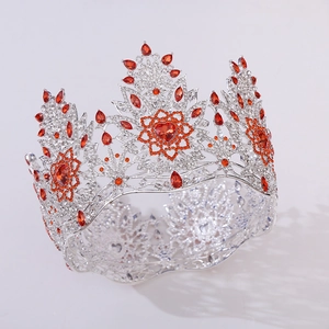 Détails de couronne baroque argentée avec pierre orange en cœur et strass brillants