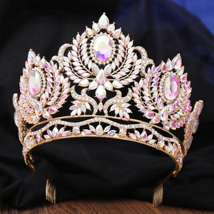 Détail d'une couronne de mariée de luxe avec cristaux AB et feuilles dorées