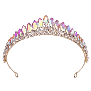 Détail d'une couronne de mariée dorée avec cristaux marquise AB et strass étincelants