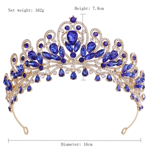 Détail d'une couronne dorée aux cristaux bleus montrant un diamètre de 16 cm de large