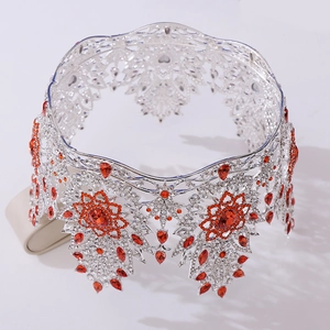 Couronne de concours baroque argentée avec cristaux clairs et gemmes rouges en goutte
