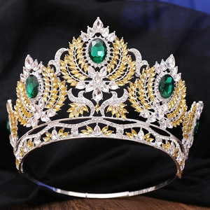Détails de la couronne de mariée argentée avec cristaux verts sur soie noire