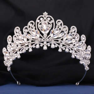 Gros plan détaillé du diadème de mariée avec strass argentés et gemme en forme de larme