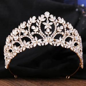 Détail d'une couronne dorée avec motifs floraux complexes et strass étincelants