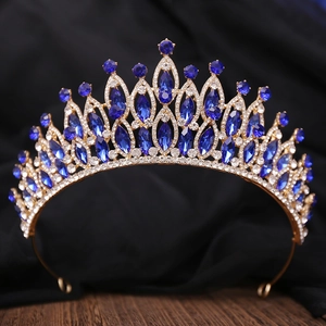 Détail de couronne de mariée avec pierres bleues et diamants sur base en alliage doré