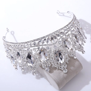 Détail macro du diadème de mariée en argent avec cristaux sur un support à bijoux en velours