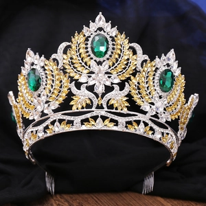Détail de couronne de mariée avec pierres vert émeraude et détails en zircone jaune de luxe