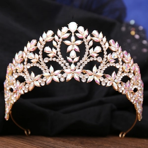 Couronne de mariée baroque dorée avec cristaux irisés et détails floraux en strass