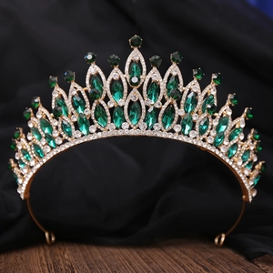 Détail d'une couronne de mariée avec cristaux verts et alliage doré sur soie noire