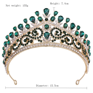 Détail d'un diadème baroque doré orné de cristaux vert goutte et de petits strass brillants