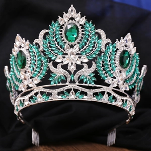 Détail macro d'une couronne de mariée luxueuse avec pierres vert émeraude et cristaux brillants