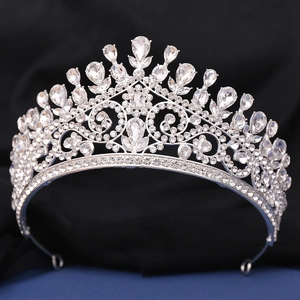 Diadème de mariée élégant en argent avec cristaux en goutte et strass étincelants