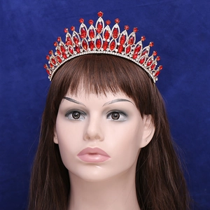 Couronne de mariée argentée de luxe avec strass marquise rouges sur un mannequin femme