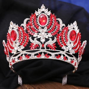 Gros plan d'une couronne de mariée luxueuse avec de grandes pierres rouges et des strass