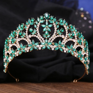 Gros plan détaillé de la couronne baroque avec cristaux émeraude et strass blancs