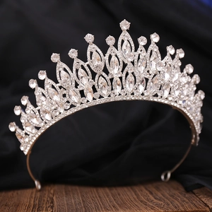 Vue détaillée de la couronne de mariée en argent avec strass brillants de coupe marquise