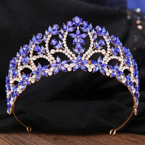 Gros plan de la couronne dorée avec cristaux bleus marquise et strass blancs