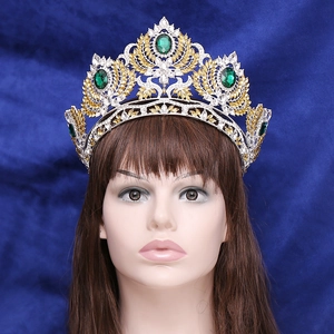 Couronne de mariée luxueuse avec pierres précieuses vert émeraude et détails de feuilles