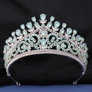 Détail macro du diadème de mariée avec cristaux goutte bleu clair et motif argenté