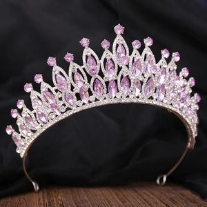 Détails d'une couronne de mariée avec pierres marquises mauves et strass argentés