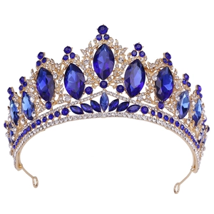 Détail macro d'une couronne de mariée dorée sertie de cristaux bleus de taille marquise