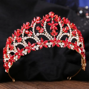 Détail de couronne baroque avec cristaux rouges et motifs floraux en alliage doré