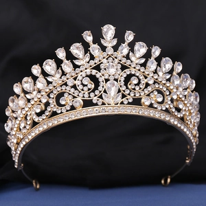 Détails d'un diadème de mariée avec strass en forme de poire et monture en alliage doré