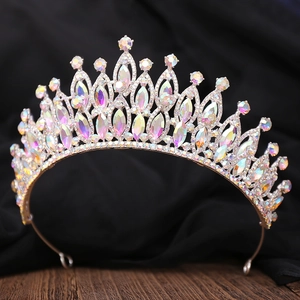 Vue détaillée d'une couronne de mariée luxueuse avec des strass AB sur alliage argenté