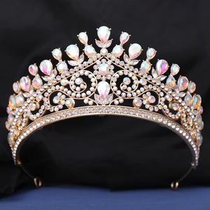Gros plan sur un diadème de mariée doré orné de gemmes irisées et de strass étincelants