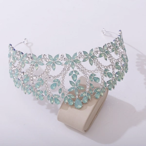Détail d'une couronne de mariée avec pierres marquises vertes et cristaux blancs étincelants