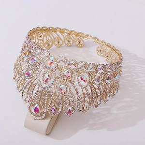 Détails de la couronne dorée avec strass AB et motifs de plumes complexes ajourés