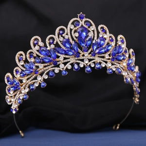 Détail du diadème doré avec cristaux en goutte bleus et petits diamants blancs