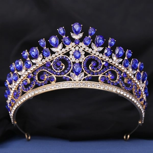 Gros plan détaillé d'une couronne de mariée dorée avec cristaux bleus et motifs vintage