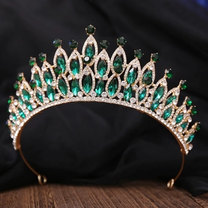 Détail d'une couronne de mariée dorée avec pierres marquises vertes et cristaux