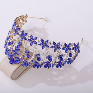 Détail de couronne de mariée baroque avec cristaux marquise bleus et cadre doré