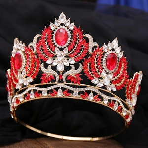 Détail d'une couronne baroque de luxe avec cristaux rouges et feuilles en alliage d'or