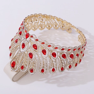 Vue détaillée d'une grande couronne dorée avec des gemmes rouges et des strass blancs